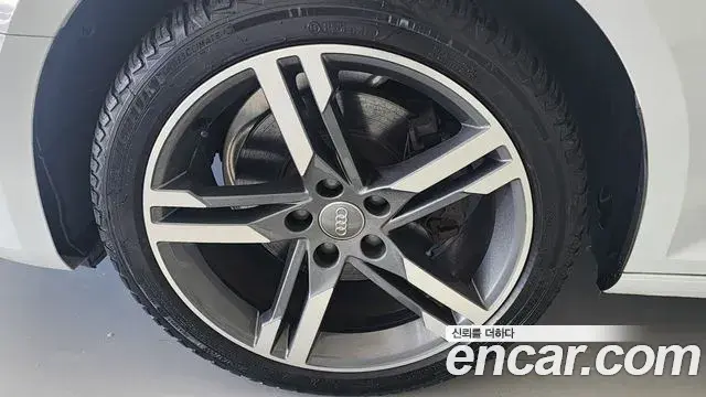 Audi A4 2019 — ფოტო 8/20