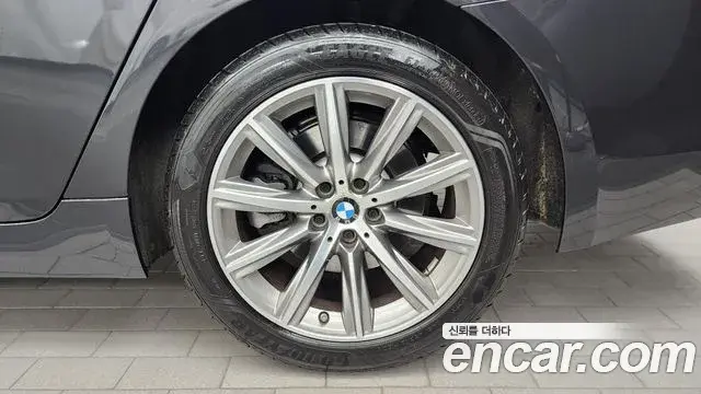 BMW 5 Series 2018 — ფოტო 29/34
