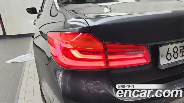 BMW 5 Series 2018 — ფოტო 13/34