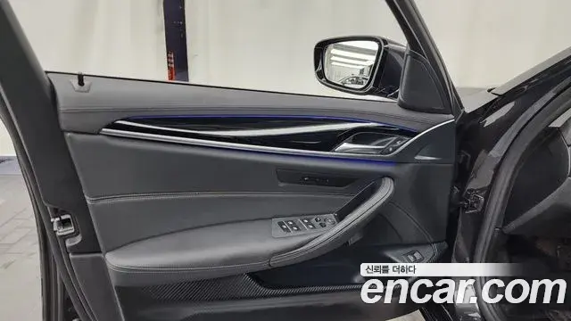 BMW 5 Series 2018 — ფოტო 28/34