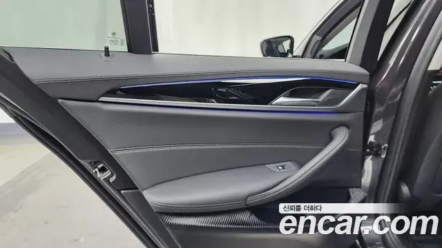 BMW 5 Series 2018 — ფოტო 7/34