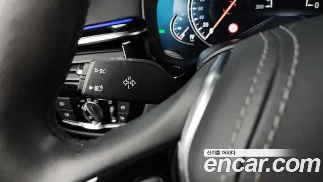 BMW 5 Series 2018 — ფოტო 14/34