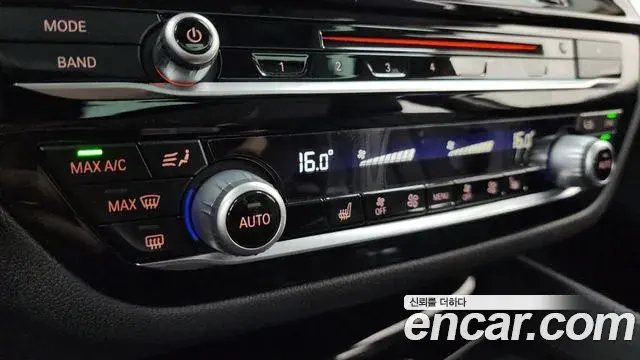 BMW 5 Series 2018 — ფოტო 17/34