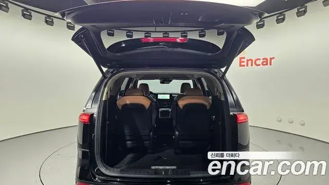 Kia Carnival 2023 — Фото 17/20