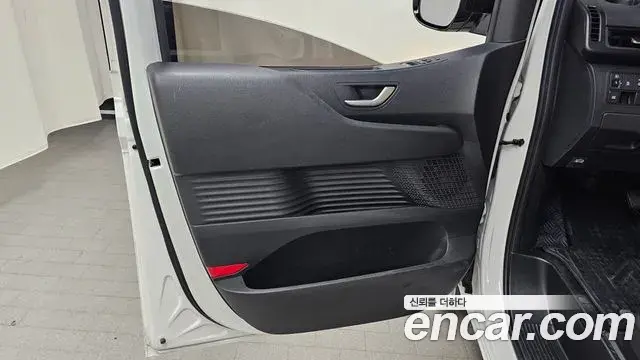Hyundai Staria 2024 — ფოტო 27/31