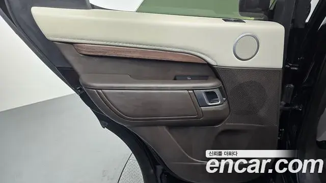 Land Rover Discovery 5 2020 — Photo 2/36