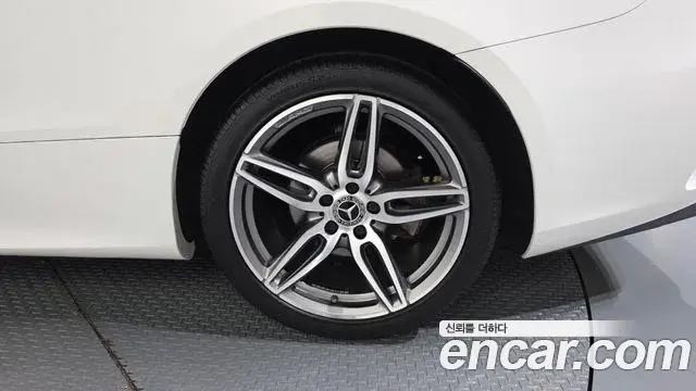 Mercedes-Benz E-Class 2019 — Photo 24/33