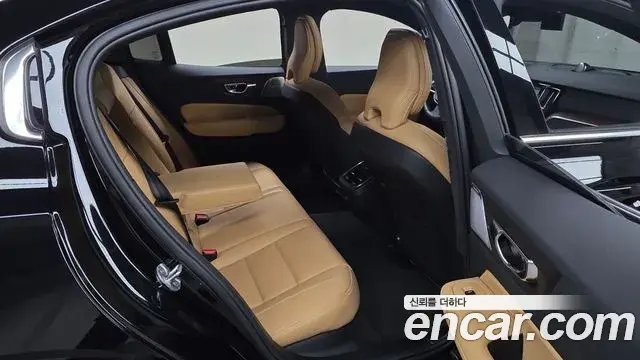 Volvo S60 2022 — Photo 25/30