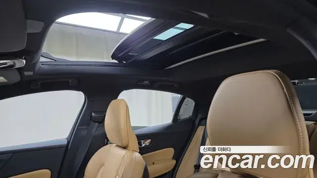 Volvo S60 2022 — Photo 1/30