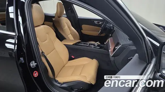 Volvo S60 2022 — Photo 28/30
