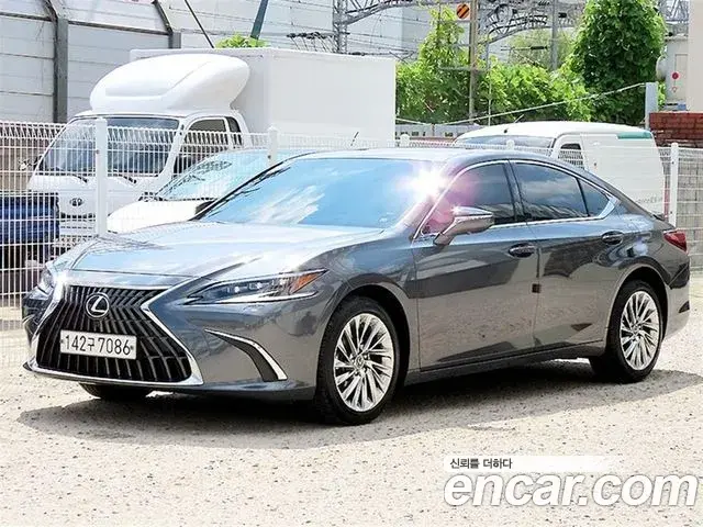 Lexus ES300h 2023 — Photo 3/20
