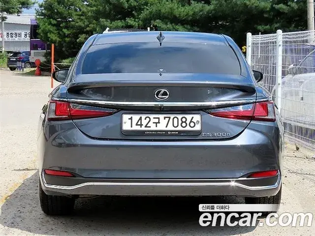 Lexus ES300h 2023 — Photo 12/20
