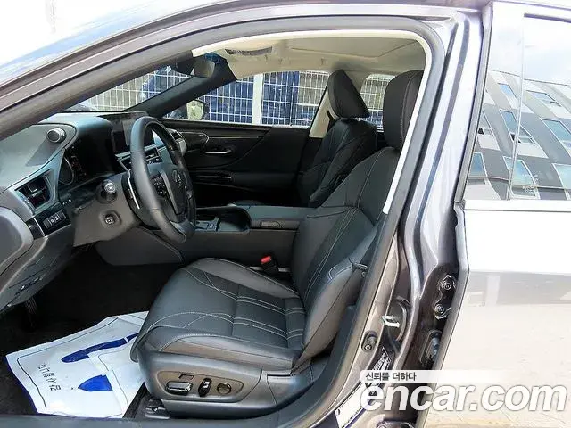 Lexus ES300h 2023 — Photo 9/20