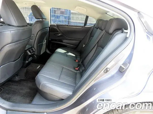 Lexus ES300h 2023 — Photo 13/20