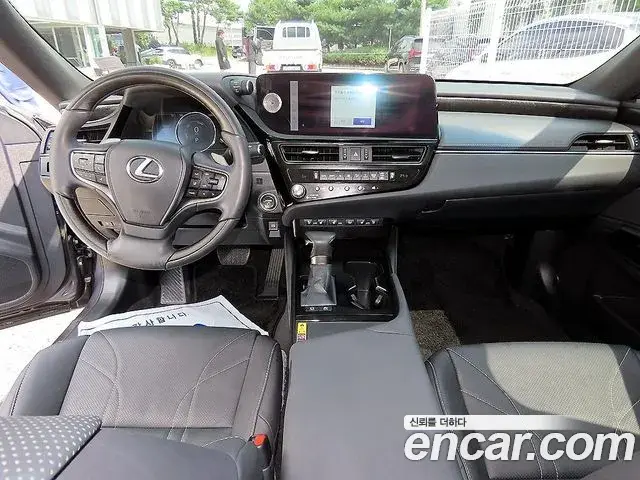 Lexus ES300h 2023 — Photo 8/20