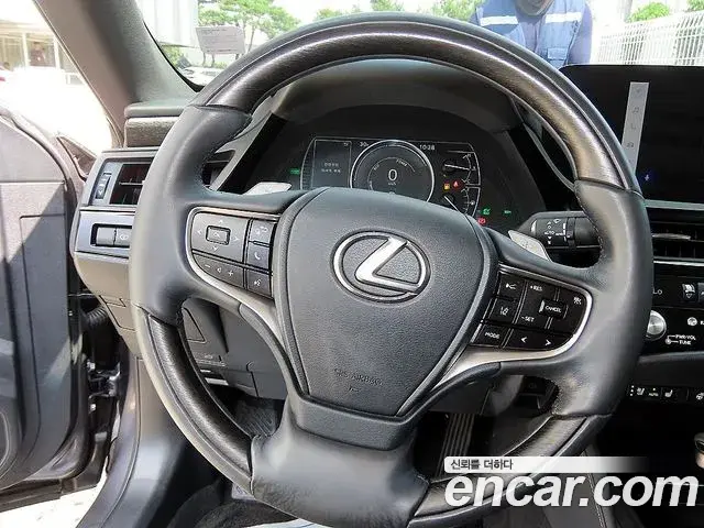 Lexus ES300h 2023 — Photo 16/20