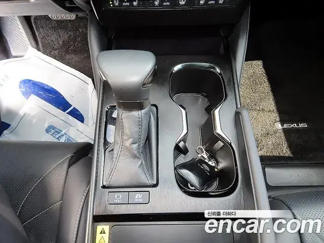 Lexus ES300h 2023 — Photo 18/20