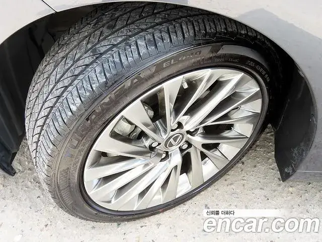 Lexus ES300h 2023 — Photo 6/20