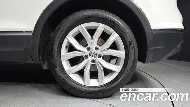 Volkswagen Tiguan 2018 — Photo 12/31