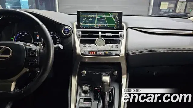 Lexus NX300h 2019 — Photo 2/20