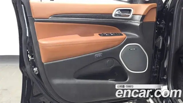 Jeep Grand Cherokee 2021 — Photo 16/37