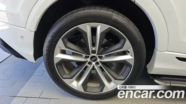 Audi Q8 2025 — Photo 30/36