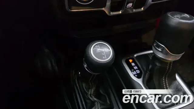 Jeep Wrangler 2019 — Şəkil 18/20