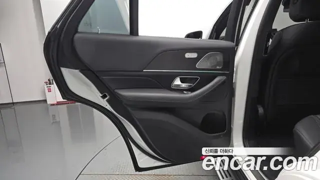 Mercedes-Benz GLE-Class 2023 — Photo 11/37