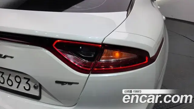 Kia Stinger 2018 — Şəkil 16/32