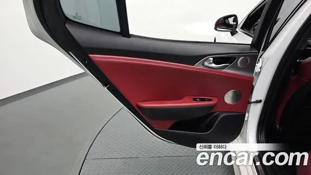 Kia Stinger 2018 — Şəkil 21/32