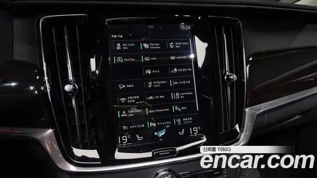 Volvo S90 2018 — Photo 16/35