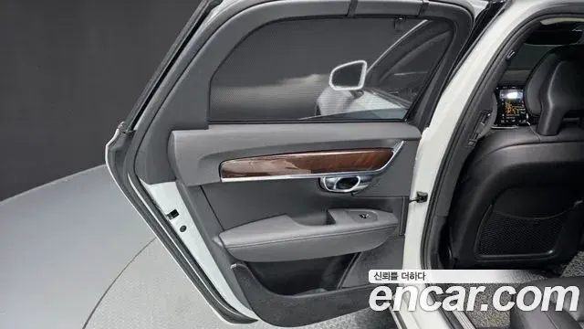 Volvo S90 2018 — Photo 28/35