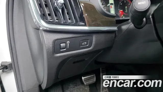 Volvo S90 2018 — Photo 14/35