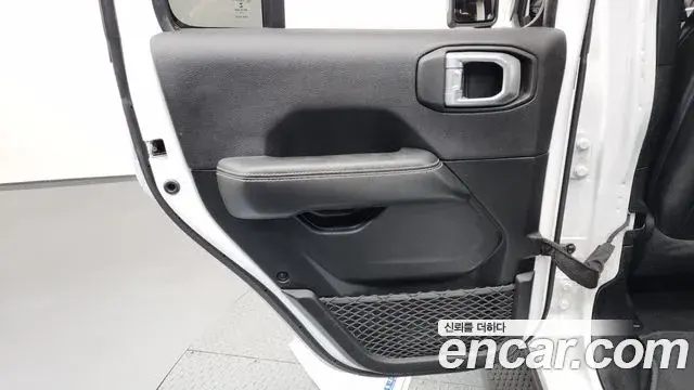 Jeep Wrangler 2020 — ფოტო 24/34