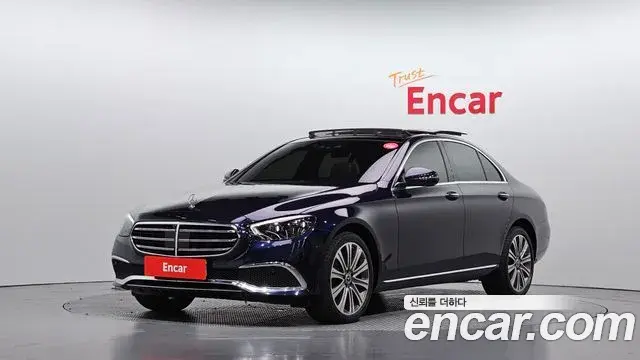 Mercedes-Benz E-Class 2023 — Photo 10/20