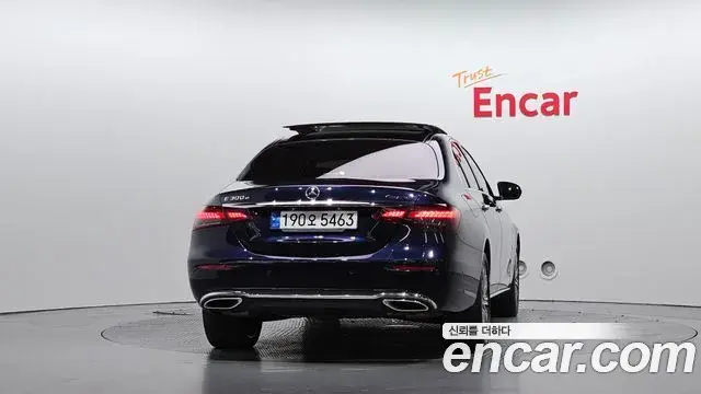 Mercedes-Benz E-Class 2023 — Photo 3/20