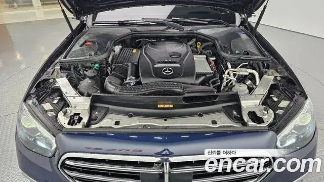 Mercedes-Benz E-Class 2023 — Photo 5/20