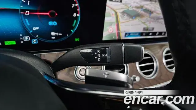 Mercedes-Benz E-Class 2023 — Photo 8/20