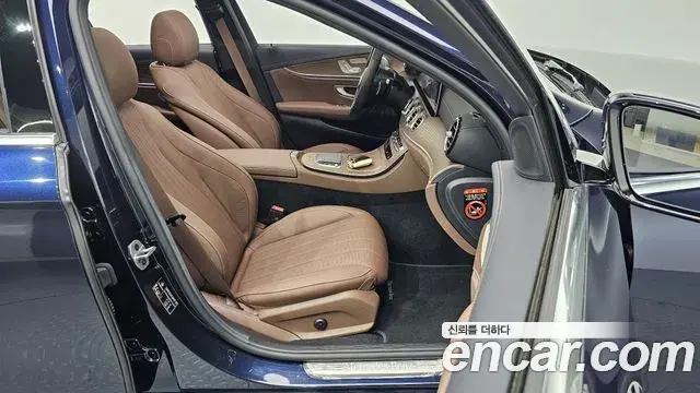 Mercedes-Benz E-Class 2023 — Photo 9/20