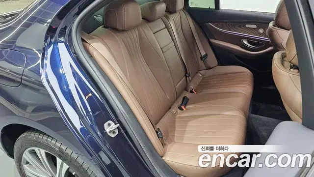 Mercedes-Benz E-Class 2023 — Photo 11/20
