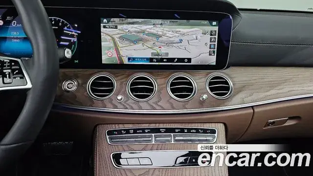 Mercedes-Benz E-Class 2023 — Photo 12/20