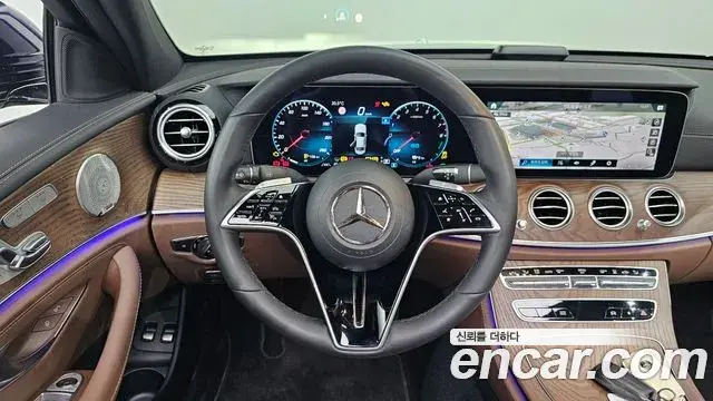 Mercedes-Benz E-Class 2023 — Photo 13/20