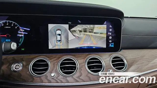 Mercedes-Benz E-Class 2023 — Photo 14/20
