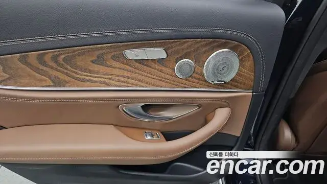 Mercedes-Benz E-Class 2023 — Photo 19/20
