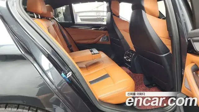 BMW M5 2018 — Şəkil 17/32