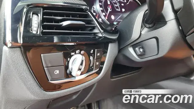 BMW M5 2018 — Şəkil 28/32