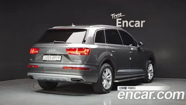 Audi Q7 2019 — Фото 2/20