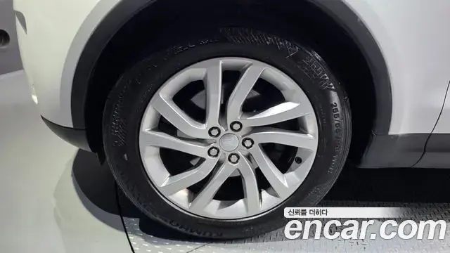 Land Rover Discovery 5 2018 — ფოტო 8/36