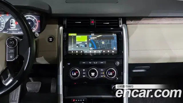 Land Rover Discovery 5 2018 — ფოტო 20/36