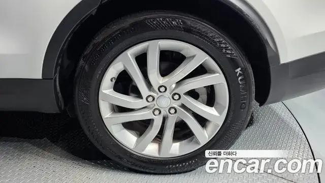 Land Rover Discovery 5 2018 — ფოტო 33/36